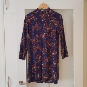  - Klänning från Indiska i strl S. Dragkedja i bak. Använd ett fåtal gånger. Kan mötas i Uppsala, eller så står köparen för frakt. 