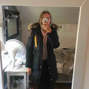  - Dam parajumper jacka i storlek XS/S. Den är kemtvättad och som ny. Har andvänt den ett fåtal gånger. Inga fläckar eller något som är sönder!