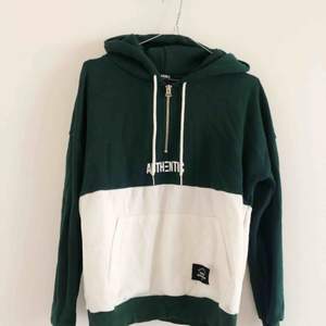 Grön hoodie 💚 liten i storleken