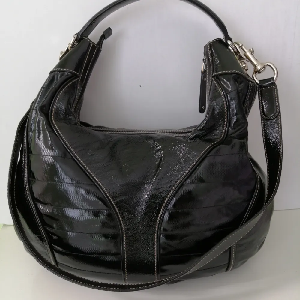 Gucci Snow Glam bag, excellent condition, dust bag, authentic, size 39x22x14cm, write me for more info&pics. Väskor.