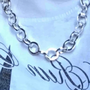  - Skit cool silver kedja köpt här på Plick. Säljes pga kommer inte t använding. (Bilden är från hon jag köpte den av, om du vill ha fler bilder är det bara att skriva)