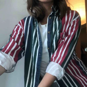  - En skjorta i snyggt randigt mönster! Märket är copper key men köpt på beyond retro! Super snygg och aldrog använd🍒