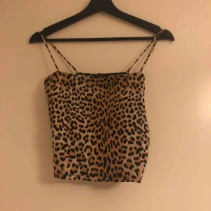  - Leopardfärgad topp från Gina Tricot. Passar även S🌸 Kan fraktas eller mötas upp i Karlskrona/ Ronneby⚡️🌼