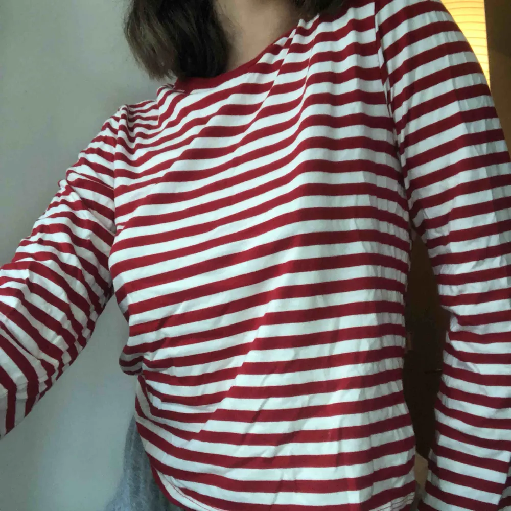 Snygg röd vitt randig tröja från weekday! 🍒. T-shirts.