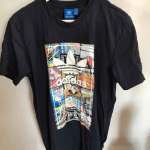  - Adidas T-shirt i storlek M. Mörkblå.