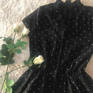  - Gullig och bekväm klänning från Monki! Använd hyfsat flitigt, men välbehållen och fräsch. Säljes då jag inte använt den på ett tag då jag växt ur den tyvärr. Frakt tillkommer💋