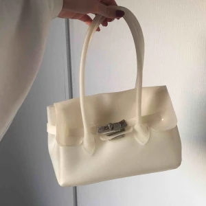  - handväska i annorlunda material 