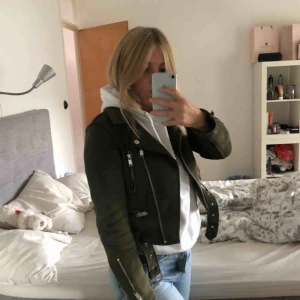  - Säljer en sjukt cool och skön mockajacka från Zara i färgen militärgrön!💕  Storlek XS passar som S, jag är 167 cm lång.  Kan mötas upp i Stockholm, annars står köparen för frakt! 