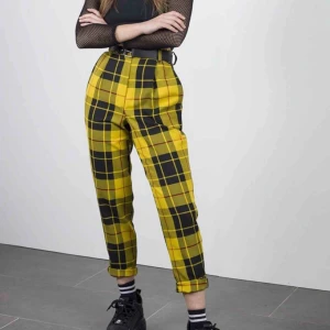  - 🐝 Skitsnygga byxor från Love Too True, passar inte mig så får tyvärr sälja dem vidare (frakt tillkommer) 🐝