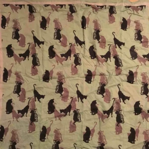  - Grön sjal med kattmotiv. 1x1 meter stor.  Sjalen är i bra skick och har endast använts ett fåtal gånger 