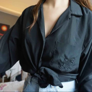  - oversized satinskjorta jag gillar att knyta i midjan. går även att ha rak. jättefint material! köpt second hand med vintage märke. 100 kr inklusive frakt 🥳