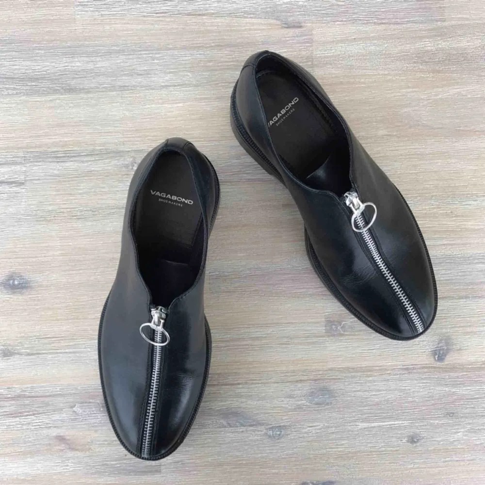 Ett par svarta, ”chunky loafers”, med draglås i silvrig metall. Mycket fint skick! Endast använda 1 gång. Skor.