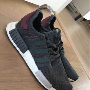  - Adidas NMD R1, militärgröna Använda, har en liten slitning på insidan vänster sko Köpare står för frakt, ej ångerrätt