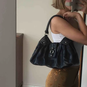  - Fin handväska i äkta skin. Perfekt att ha över axeln. Möts på södermalm. Frakt tillkommer! 💞💞💞