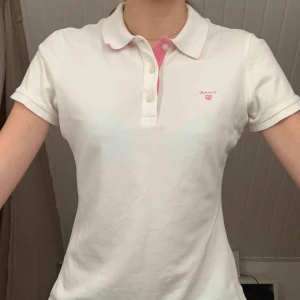  - Vit piké med rosa detaljer från GANT, använd några gånger så den är i bra skick