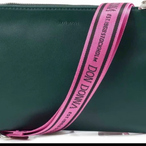  - Favvo väskan säljs pga köpt ny! Den rosa axelremmen tillhör men har en svart jag kan lägga till för 50kr 🥰 fint skick.  Frakt: 56kr  OBS: svarta bandet är sålt 