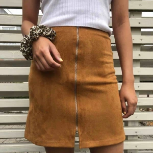  - Mockakjol från Cubus i strl 34 (XS ungefär) 🧡✨ Aldrig använd endast provad på bilden!!🌟 Kan stylas till en söt höstoutfit eller till ett mer elegant tillfälle⚡️🧡 Eventuell fraktkostnad tillkommer! 