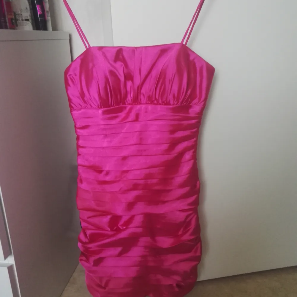 Rosa klänning, använd en gång. Som ny. . Klänningar.