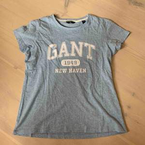 Ljusblå t-shirt från Gant k jättebra skick! Behövs bara strykas till lite! 