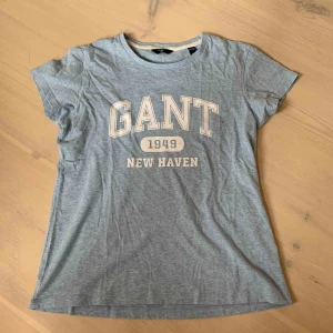  - Ljusblå t-shirt från Gant k jättebra skick! Behövs bara strykas till lite! 