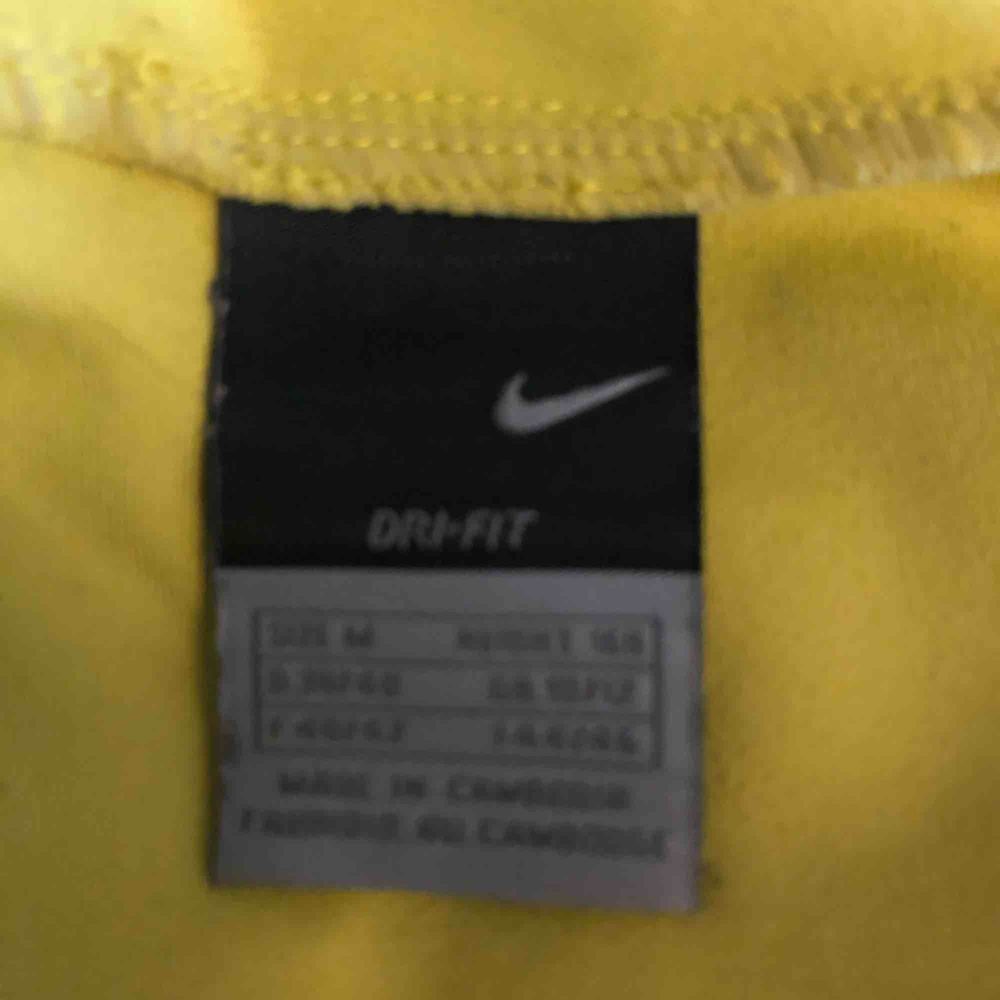 Sjuuuuukt snyggt vintage gult linne från Nike. Det har en retro vibe & gör alla outfits lite extra coola!! 💛 köparen står för frakt💫. Toppar.