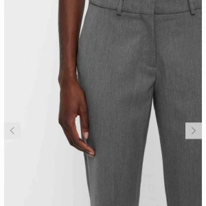  - Oanvända kostymbyxor från J.lindeberg.  Storlek 34. Alla lappar sitter fortfarande kvar på byxan. Ordpris: 1600:- 