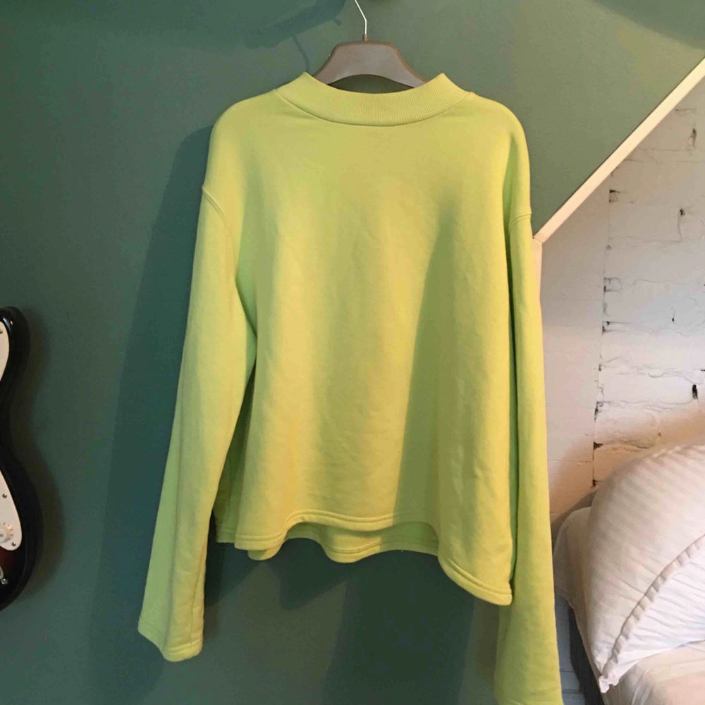 Neon tröja från weekday. Säljs då jag använder den inte . Tröjor & Koftor.