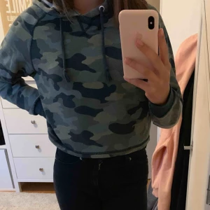  - En militär mönstrad cropped hoddie från HM. Använd fåtal gånger men som nytt skick. Säljer pga att jag växt ut. Kan mötas upp i Stockholm, men om inte så står köparen för frakten💕