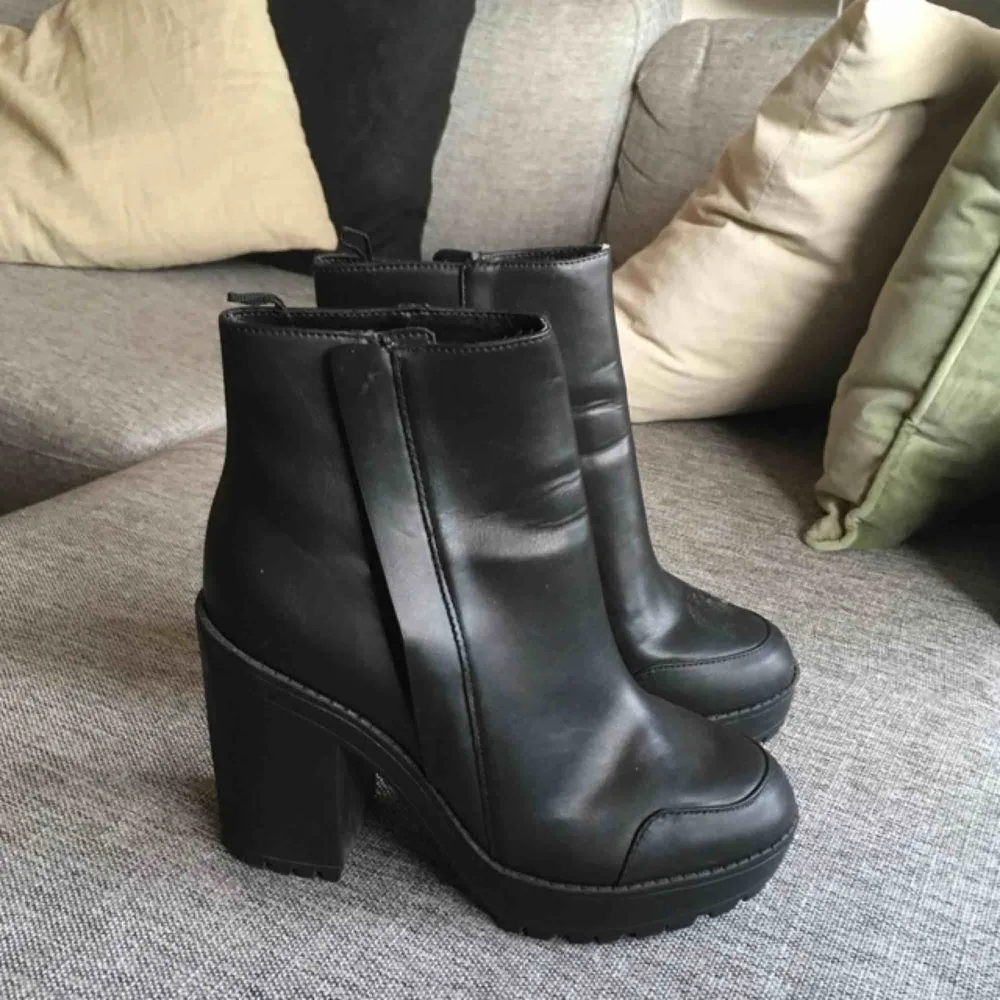 Sjukt snygga boots i ”fake-skinn” eller liknande material. Liten skada på ens skon (bild 3). Frakt 100kr!. Skor.