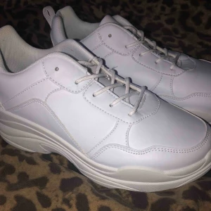  - helt NYA sneakers. Jag beställde dom i storlek 39 men jag har storlek 38 och dom var då lite för stora och därför säljer jag dom billigare här på plick. 