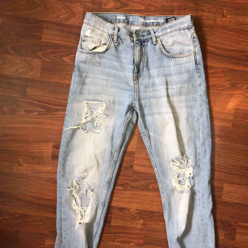 Skitballa håliga jeans från BikBok i skönt och stretchigt material. StrlS. Finns att hämta i Östersund annars står köparen för frakten💕. Jeans & Byxor.