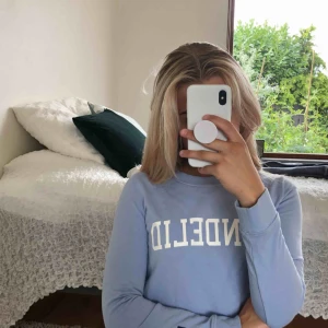  - Ljusblå bondelid sweatshirt som inte används. Det finns ett litet blekningsmärke som man ser på bild 3 men inget stort och tydligt. Möts upp i Malmö eller fraktar. Frakt: 42kr