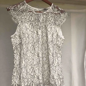  - Supersött linne i vit och svart, skit spets upptill. Väldigt klassisk look, för jobbet kanske?