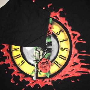 Asball Guns and roses tröja från deras tour i Europa 2018. Säljer pga den är för liten:(. Frakt tillkommer på antingen 18-35 kronor inte helt säker än. 🖤