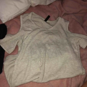 - En tröja med hål på axlarna alltså en off shoulder! Sitter ganska tajt