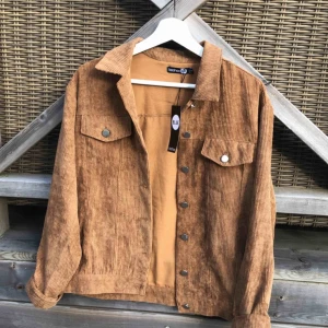  - Jätte fin manchester jacka i en beige/brun färg. Säljs då den ej kmr till användning. Stl 38 men passar även mig som är 34/36 men då lite oversized😊 gratis frakt!!