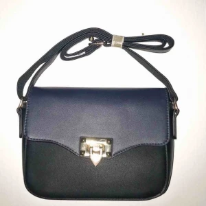  - Snygg väska som passar i de flesta tillfällen helt ny och oanvänd - priset kan diskuteras