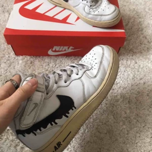  - Väl använda Nike Airforce 1, super coola handmålade,, Frakt tillkommer, betalning sker via swish💕 bara att skicka ett meddelande vid frågor/om du vill ha fler bilder mm🥳 går alltid att pruta 