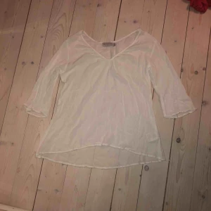  - Säljer denna fina V-ringade tröjan🤍