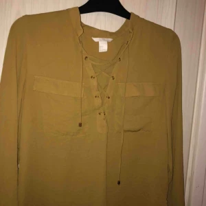  - Säljer denna fina skjortan som tyvärr är för stor på mig, aldrig använt den så den är i nyskick, storlek 38, möts upp i Göteborg eller står köparen för frakt 