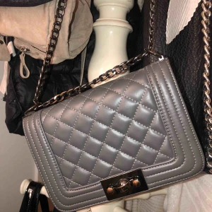  - En nästintill oanvänd väska från Gina tricot som jag väljer att sälja då den inte kommit till användning. Kan gå ner i pris vid köp av fler plagg/snabb affär! ‼️På sista bilden är väskan svart, jag säljer en mörkgrå‼️ Fråga gärna frågor! Frakt tillkommer!