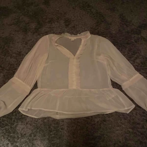  - Hej, Säljer min fina blus från H&M för kommer aldrig till andvändning kan fraktas men köparen står för frakten.