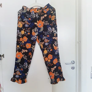 Blommiga byxor - Superfina byxor från monki. Storlek 38. 