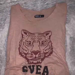 Fin T-shirt från Svea. Använd fåtal gånger så är som ny. Köparen står för frakten, 42 kr❤️
