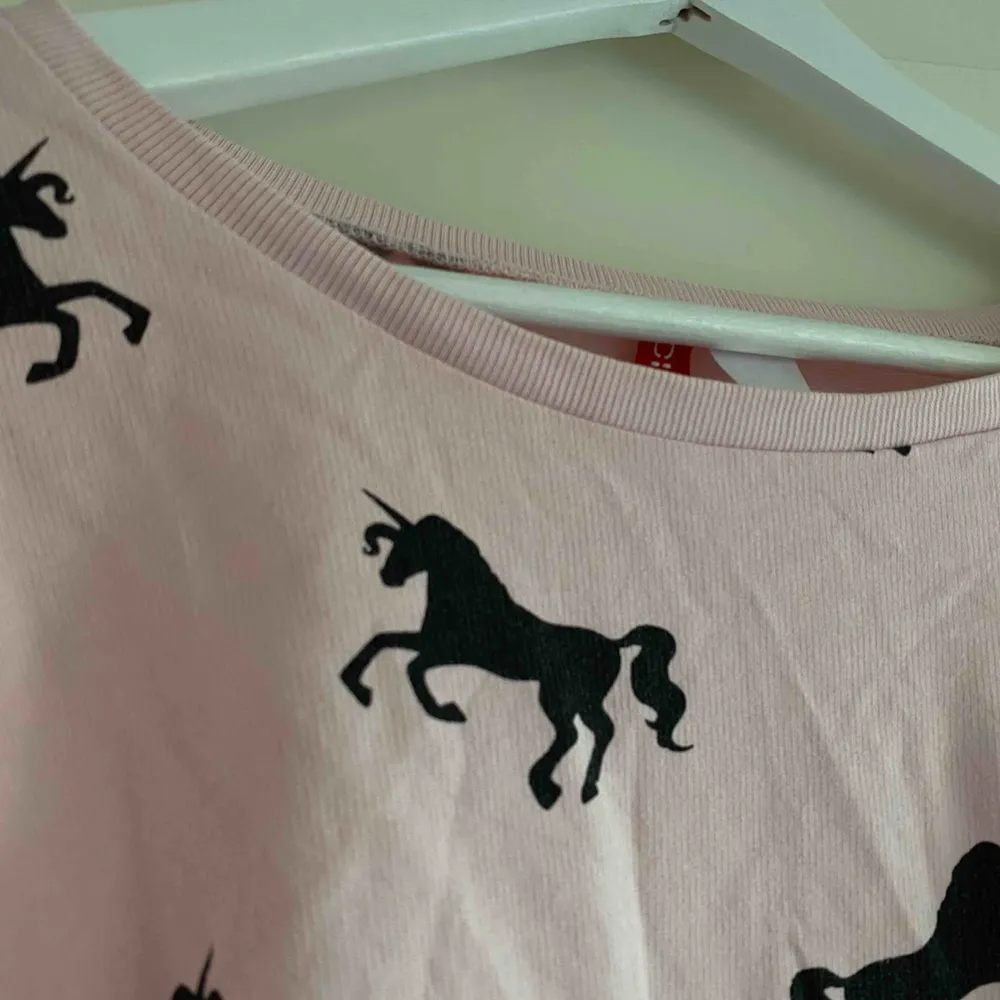 rosa tröja med enhörningar från h&m. såå mysig och söt!!💖 det är en L men sitter helt klart mer som en S - köparen står för frakten. Tröjor & Koftor.