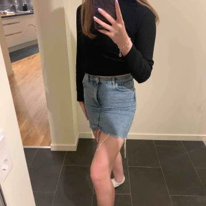  - Superfin jeanskjol från ivyrevel med en liten slits framtill. använd fåtal gånger men säljer pga för lite för mig❤️💕