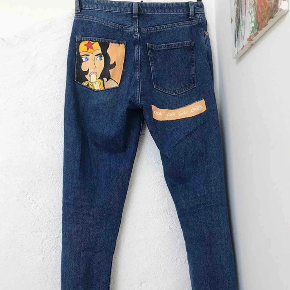 Skit snygga och coola byxor med målningar på baksidan av byxorna. Säljer pågrund utav att dom är för stora . Jeans & Byxor.