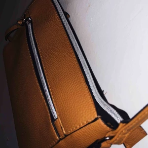  - Gul crossoverväska men justerbart axelband. Fungerande dragkedjor och flera fack.  Fler bilder kan skickas och frakt ingår ej. 