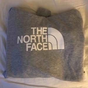  - Står small men skulle mer säga XS beroende på hur man vill att den ska sitta! Själv small och den passar på mig. Aldrig använd endast testad jättemjuk inuti.