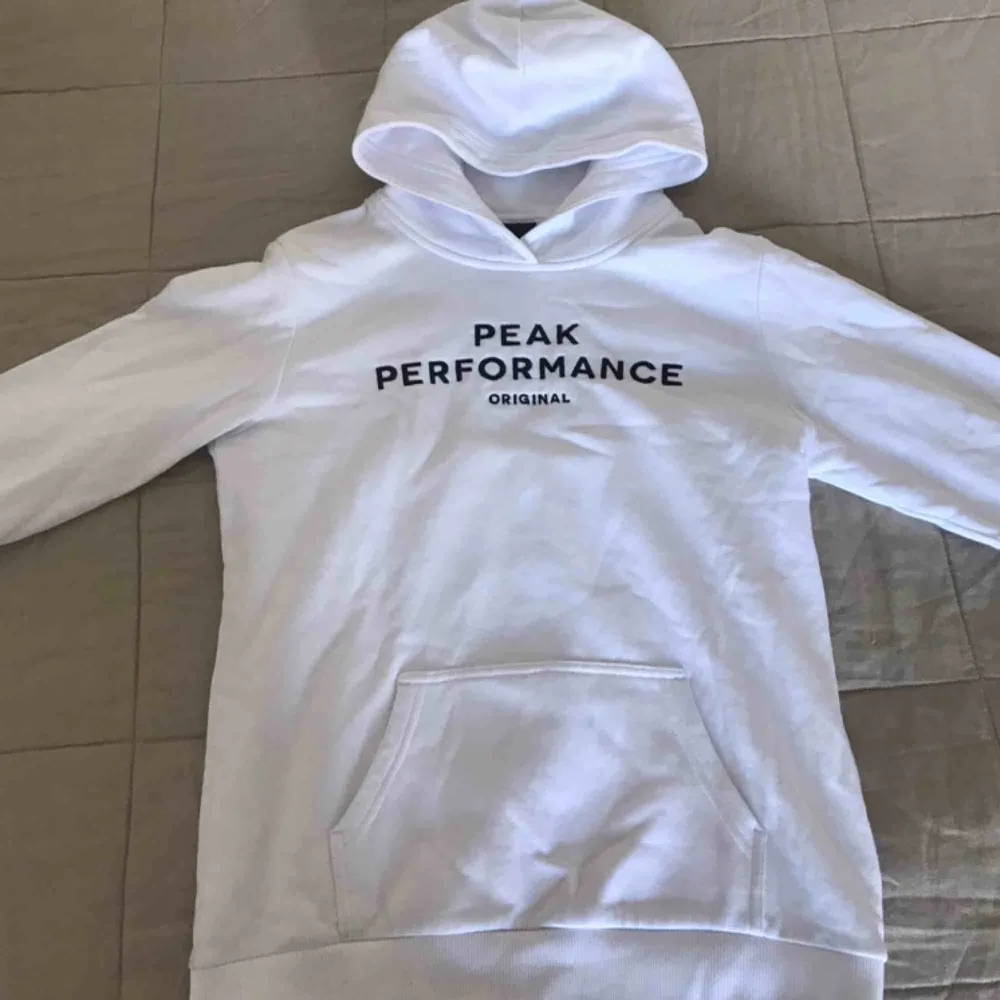 Peak hoodie i väldigt fint skick, endast använd fåtal gånger, säljes pga att den inte riktigt är min stil🤗. Hoodies.
